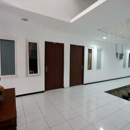 Reddoorz Near Plaza Simpang Lima Hotell Semarang Exteriör bild