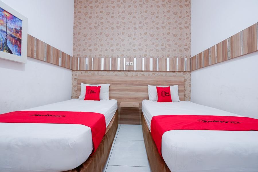 Reddoorz Near Plaza Simpang Lima Hotell Semarang Exteriör bild
