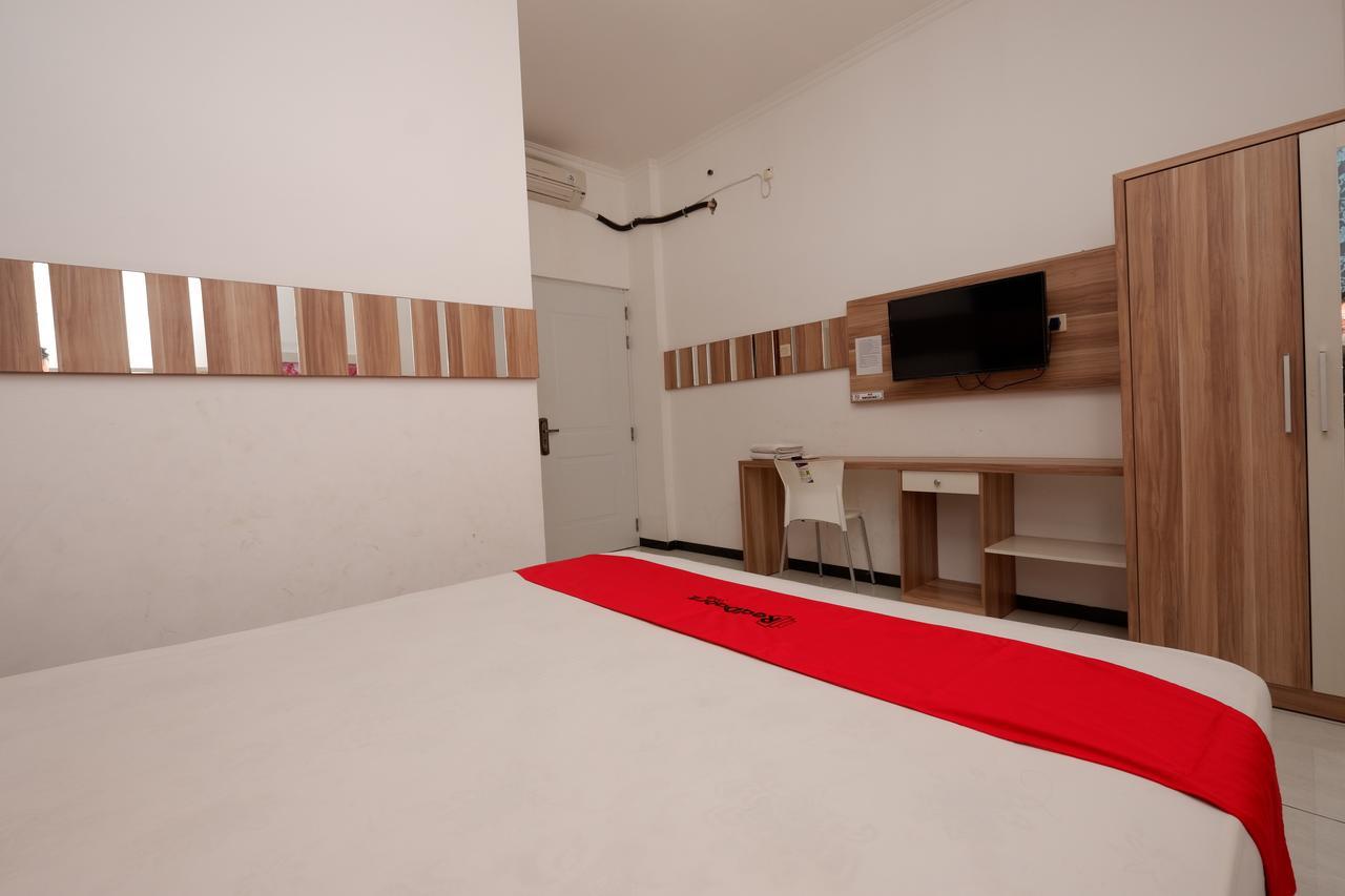 Reddoorz Near Plaza Simpang Lima Hotell Semarang Exteriör bild