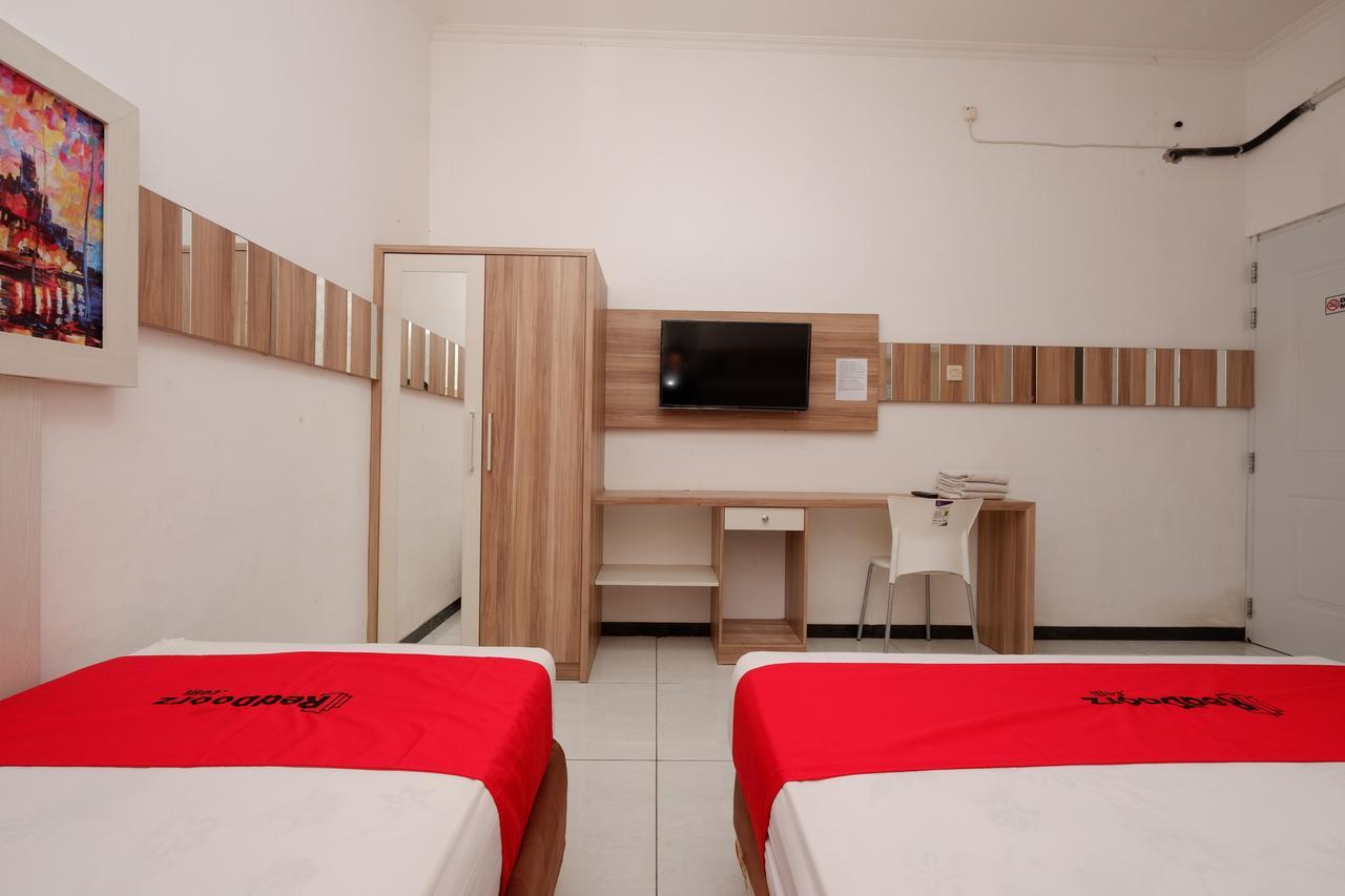 Reddoorz Near Plaza Simpang Lima Hotell Semarang Exteriör bild