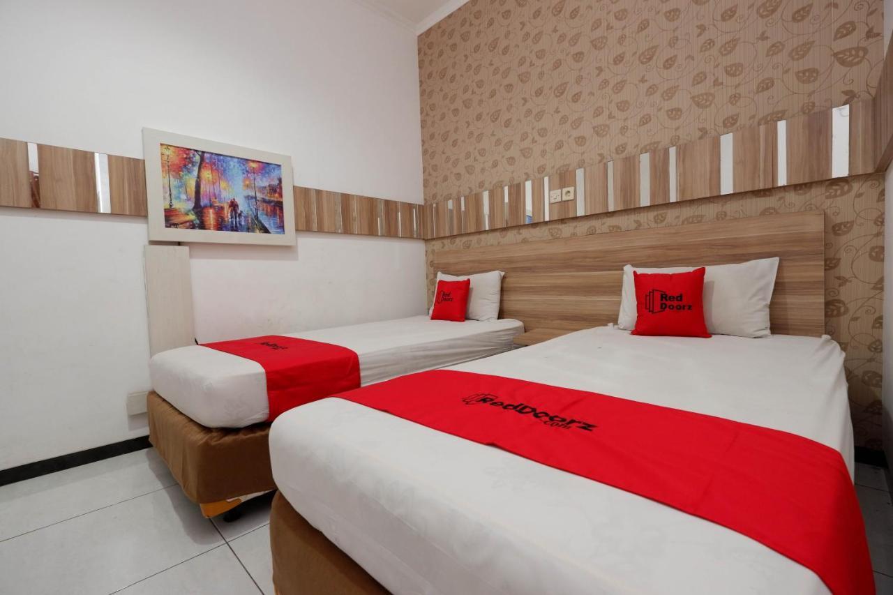 Reddoorz Near Plaza Simpang Lima Hotell Semarang Exteriör bild