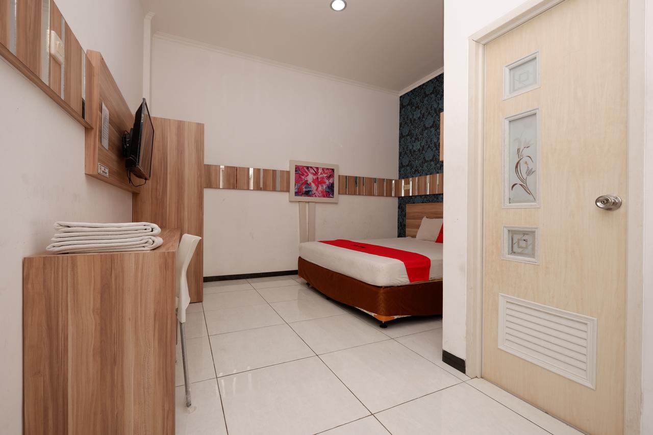 Reddoorz Near Plaza Simpang Lima Hotell Semarang Exteriör bild